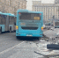 Автобус в Санкт-Петербурге протаранил несколько машин и вылетел на остановку с людьми — кадры - 76.Ru