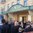 Многие люди пришли попрощаться с легендой к театру, где он играл более 50-ти лет  | Источник: Валентин Егоршин / «Фонтанка.ру» - 76.Ru