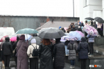 У храма собралась толпа желающих проводить девочек в последний путь | Источник: Владислав Лоншаков / E1.RU