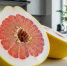 Чтобы фрукт был вкусным, выбирайте тяжелое помело с плотной, слегка блестящей кожурой и выраженным ароматом | Источник: Юрий Орлов / Городские медиа - 76.Ru