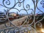 ​​Фонтаны в форме обручальных колец украсили обновленную по нацпроекту площадь в Любиме