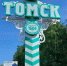Велосипед Мустафы на фоне стелы на въезде в Томск  | Источник: «и Мужчина, и Машина» / T.me - 76.Ru