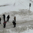 В Рыбинске жители дома самостоятельно освобождают дорогу от снежного плена - YarNews.Ru
