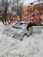 В посёлке под Ярославлем снежная глыба рухнула на автомобиль с ребёнком