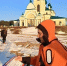 За день лёд внезапно растаял: на Рыбинском водохранилище чуть не утонули двое рыбаков_313543 - YarCube.Ru