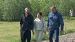 Артем тепло общается с родителями | Источник: кадр из шоу «Битва экстрасенсов» (16+), ТНТ, 2026 год