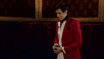 Александр Шепс появился в ярком красном костюме и не упустил возможность уколоть Бесова | Источник: кадр из шоу «Битва экстрасенсов» (16+), ТНТ, 2026 год
