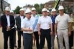 Михаил Евраев проинспектировал благоустройство площади Юности и реконструкцию бассейна в Ярославле