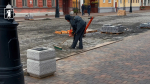 На Советской улице укладывают гранитную брусчатку