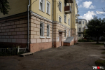 Двор здесь небольшой, из заметных деталей — лишь несколько деревьев | Источник: Александр Куренной / 76.RU